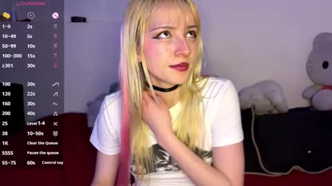 Snapshot of cloe_five chatting on 22, 10, 2025 CLOE online show from 22, 10, 2025