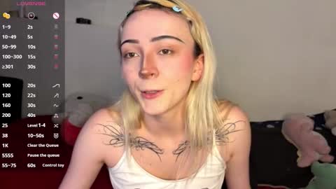 Snapshot of cloe_five chatting on 24, 10, 2025 CLOE online show from 24, 10, 2025