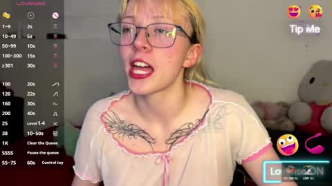 Snapshot of cloe_five chatting on 27, 10, 2025 CLOE online show from 27, 10, 2025