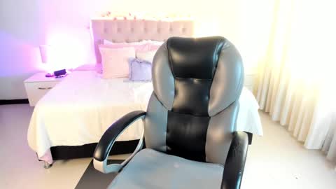 Snapshot of clown_face chatting on 28, 9, 2025 emely dolce online show from 28, 9, 2025