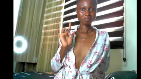 Snapshot of coco_petitqueen chatting on 17, 1, 2025 coco_petitqueen online show from 17, 1, 2025
