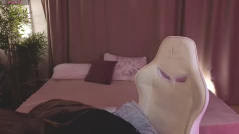 Collen Mon Tue Wed Thu Fri GMT 3 0300am - 0900am  online show from 29, 3, 2026