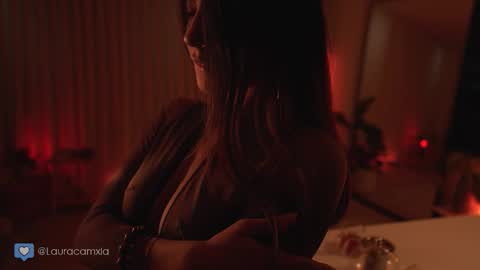 Snapshot of colouristic chatting on 12, 10, 2025 Laura online show from 12, 10, 2025