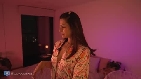 Snapshot of colouristic chatting on 16, 10, 2025 Laura online show from 16, 10, 2025