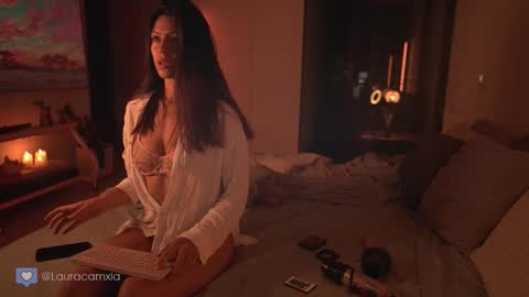 Snapshot of colouristic chatting on 19, 10, 2025 Laura online show from 19, 10, 2025