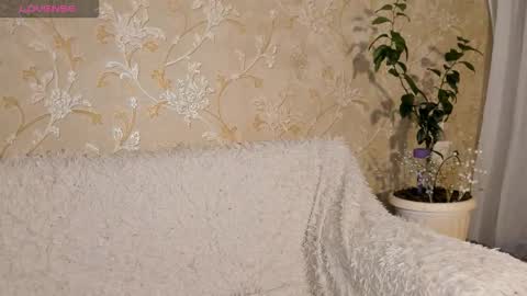 Snapshot of come_feel_me_ chatting on 15, 10, 2025 Mia online show from 15, 10, 2025