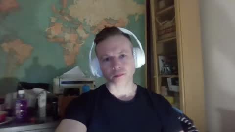 Snapshot of comecontrol chatting on 4, 3, 2025 comecontrol online show from 4, 3, 2025