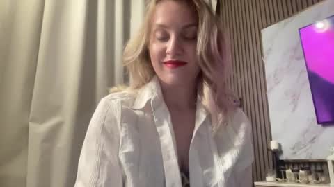 Snapshot of cosmo_blondiee chatting on 16, 9, 2025 cosmo_blondiee online show from 16, 9, 2025