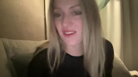 Snapshot of cosmo_blondiee chatting on 20, 9, 2025 cosmo_blondiee online show from 20, 9, 2025