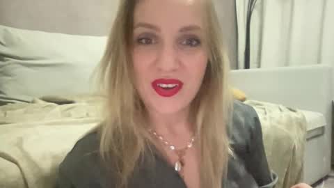 Snapshot of cosmo_blondiee chatting on 1, 10, 2025 cosmo_blondiee online show from 1, 10, 2025