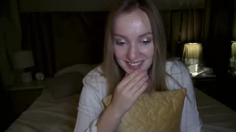 Snapshot of cosmo_blondiee chatting on 7, 10, 2025 cosmo_blondiee online show from 7, 10, 2025