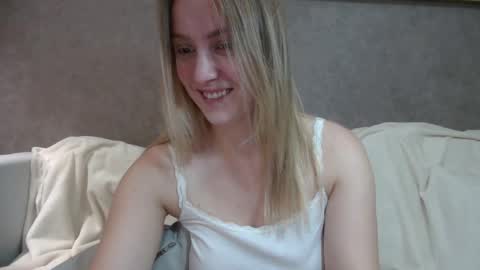 Snapshot of cosmo_blondiee chatting on 5, 11, 2025 cosmo_blondiee online show from 5, 11, 2025