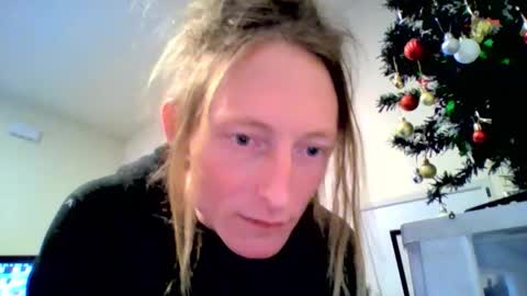 Snapshot of couchfireplace chatting on 15, 12, 2025 couchfireplace online show from 15, 12, 2025