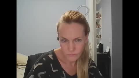 Snapshot of crazyanny chatting on 8, 4, 2026 Anny online show from 8, 4, 2026