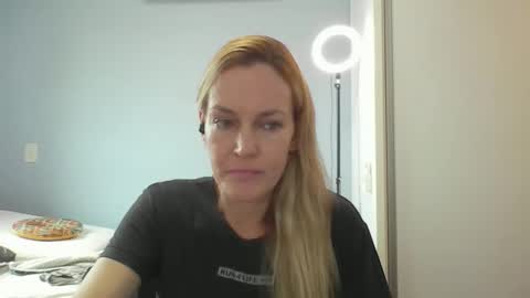 Snapshot of crazyanny chatting on 10, 4, 2026 Anny online show from 10, 4, 2026