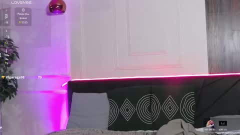 Snapshot of creamyinkk chatting on 31, 10, 2025 Sophie online show from 31, 10, 2025