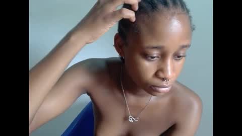 Snapshot of creamyxmuffin chatting on 21, 10, 2025 creamyxmuffin online show from 21, 10, 2025