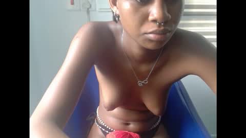 Snapshot of creamyxmuffin chatting on 25, 10, 2025 creamyxmuffin online show from 25, 10, 2025