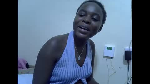 Snapshot of creamyypussyy chatting on 13, 12, 2025 creamyypussyy online show from 13, 12, 2025