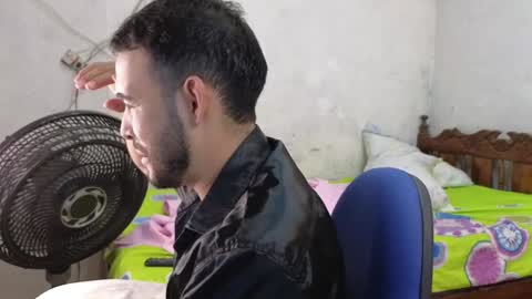 Snapshot of cris_simons chatting on 4, 1, 2025 cris_simons online show from 4, 1, 2025