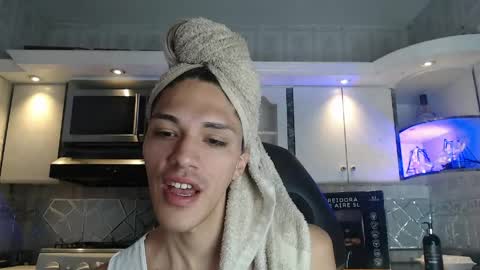 Snapshot of crisozzz chatting on 13, 4, 2026 Cristina Onazis online show from 13, 4, 2026