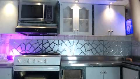 Snapshot of crisozzz chatting on 18, 4, 2026 Cristina Onazis online show from 18, 4, 2026