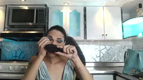 Snapshot of crisozzz chatting on 28, 5, 2026 Cristina Onazis online show from 28, 5, 2026