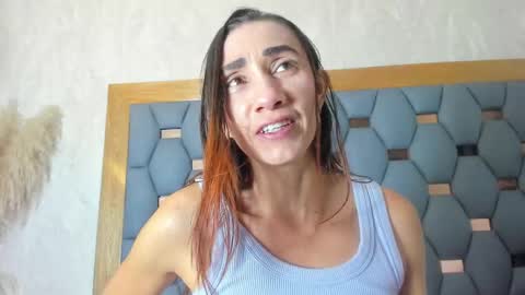 Snapshot of crystal_sm chatting on 1, 10, 2025 crystal_sm online show from 1, 10, 2025