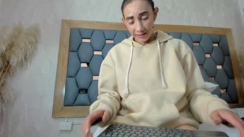 Snapshot of crystal_sm chatting on 6, 10, 2025 crystal_sm online show from 6, 10, 2025