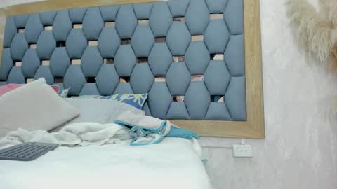 Snapshot of crystal_sm chatting on 28, 10, 2025 crystal_sm online show from 28, 10, 2025