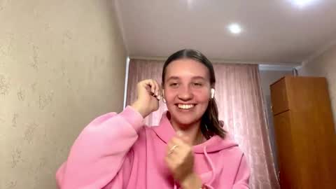 Snapshot of crystalvessell chatting on 21, 10, 2025 Angel online show from 21, 10, 2025