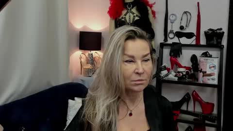 Snapshot of crystalxohotty chatting on 5, 1, 2025 CrystalHotty online show from 5, 1, 2025