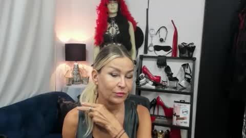 Snapshot of crystalxohotty chatting on 10, 9, 2025 CrystalHotty online show from 10, 9, 2025