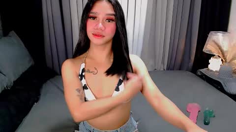 Snapshot of crytastal_lust1212 chatting on 19, 10, 2025 bea takashi  online show from 19, 10, 2025