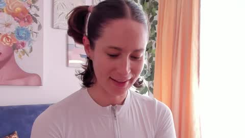 Snapshot of cuddlingbunnny chatting on 13, 5, 2026 Leonela online show from 13, 5, 2026
