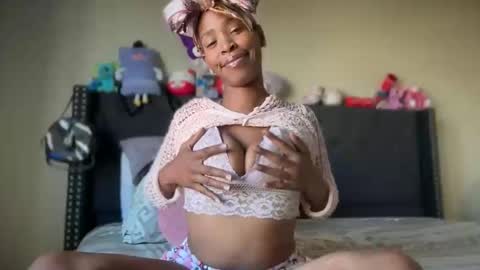 Snapshot of cum2charmxx chatting on 27, 5, 2026 cum2charmxx online show from 27, 5, 2026