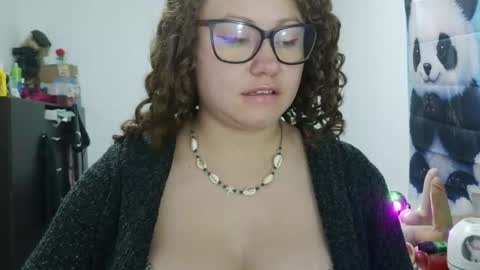 Snapshot of curly_greeneyed chatting on 2, 7, 2026 Vannesa online show from 2, 7, 2026