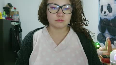 Snapshot of curly_greeneyed chatting on 4, 7, 2026 Vannesa online show from 4, 7, 2026
