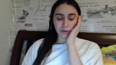 cute_strawberry_ online show from 8, 1, 2025