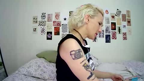 Snapshot of cutefemme chatting on 23, 11, 2025 Bella online show from 23, 11, 2025