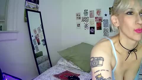 Snapshot of cutefemme chatting on 25, 11, 2025 Bella online show from 25, 11, 2025