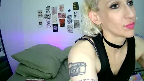 Snapshot of cutefemme chatting on 3, 12, 2025 Bella online show from 3, 12, 2025