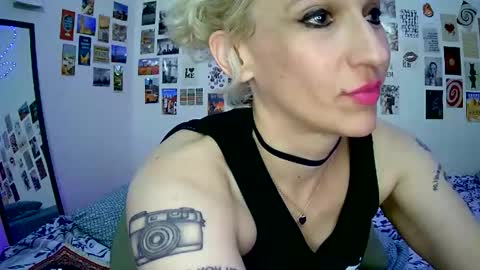 Snapshot of cutefemme chatting on 8, 2, 2026 Bella online show from 8, 2, 2026