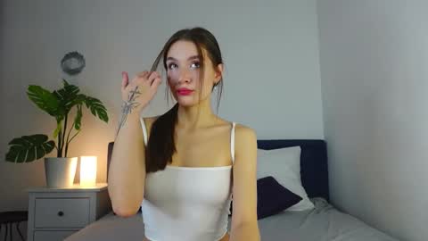 Snapshot of cutiewuwu chatting on 4, 11, 2025 Vivienne online show from 4, 11, 2025