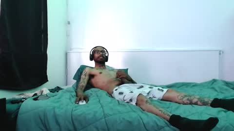 SkinnyTattedGuy online show from 17, 7, 2026
