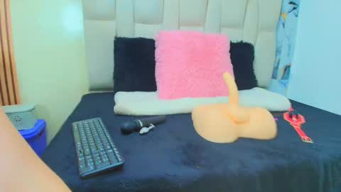 Dafne Castro online show from 4, 3, 2026