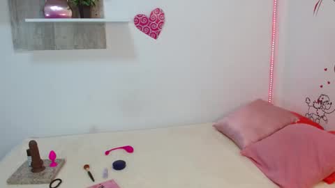 Snapshot of dafnnee_ross chatting on 12, 12, 2024 DAFNNE online show from 12, 12, 2024