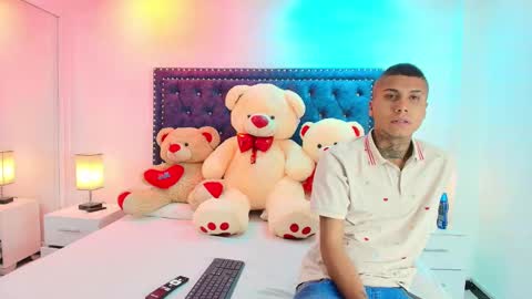 Snapshot of damian_and_roxanne chatting on 8, 10, 2025 DAMIAN AND ROXANNE. online show from 8, 10, 2025