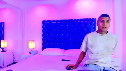 Snapshot of damian_and_roxanne chatting on 15, 11, 2025 DAMIAN AND ROXANNE. online show from 15, 11, 2025