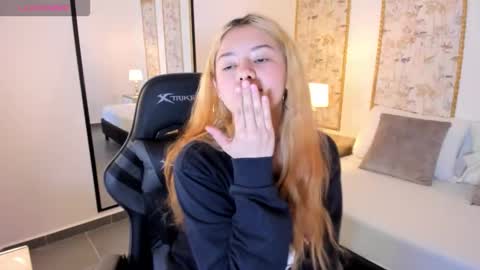 Snapshot of daniand_ chatting on 5, 11, 2025 D A N I A online show from 5, 11, 2025